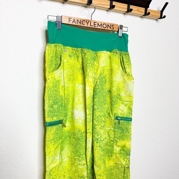 Zumba Fitness NWT! Women's Illusion Cargo Pants in Neon Green Size Small - Picture 2 of 7